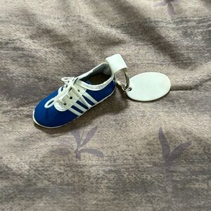 Sneaker keychain. Super cute and fun. Great for any fashionista. Plastic novelty